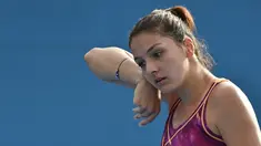 Petenis muda asal Rusia, Margarita Gasparyan mengusap keringat saat bertanding melawan petenis Jepang Kurumi Nara pada Australia Open 2016 di Melbourne (20/1/2016). Margarita lahir pada tanggal 1 September 1994 di Moscow, Rusia. (AFP PHOTO/PAUL CROCK)
