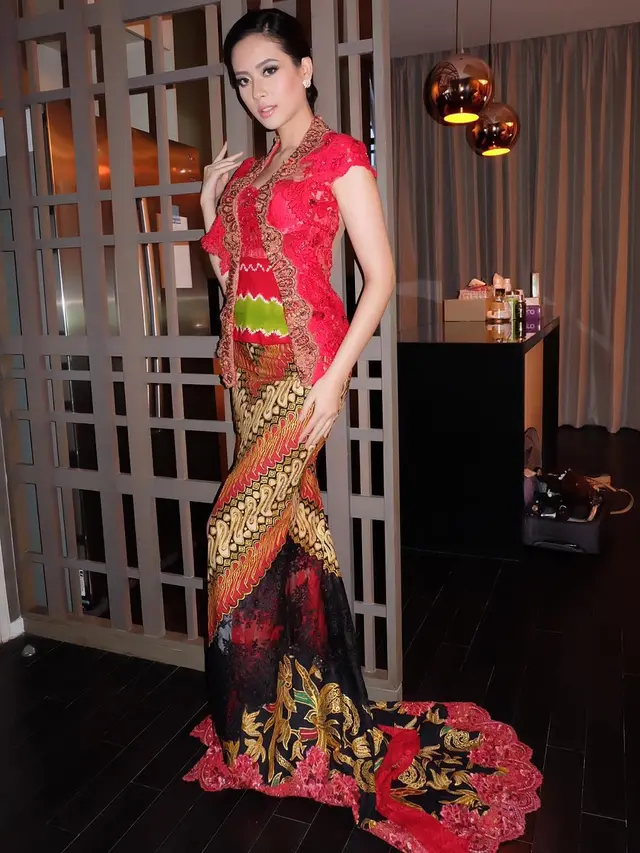 Pesona Elvira Devinamira Dalam Balutan Kebaya, Tampil Anggun. (Sumber: Instagram/elviraelph)