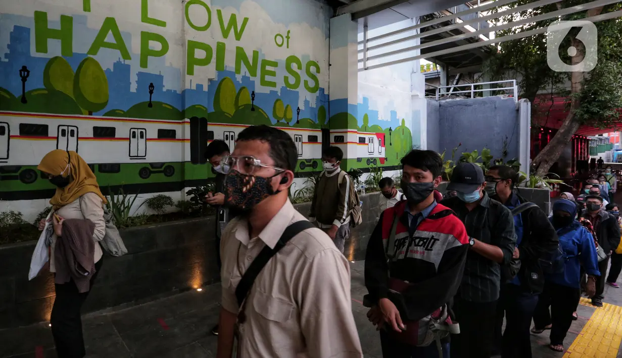 Antrean calon penumpang memasuki stasiun Sudirman saat jam pulang kantor di Jakarta, Senin (8/6/2020). Aktivitas perkantoran dimulai kembali pada pekan kedua penerapan Pembatasan Sosial Berskala Besar (PSBB) transisi pandemi COVID-19. (Liputan6.com/Johan Tallo)