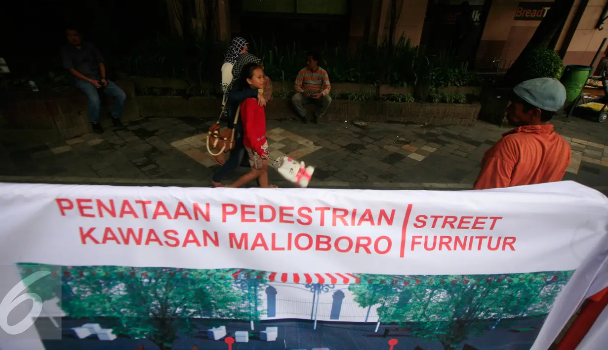 Sebuah pagar pembatas telah terpasang di kawasan pedestrian Malioboro, Senin (4/4). Terhitung sejak 4 April, kawasan Malioboro bebas dari parkir yang direlokasi ke Taman Parkir Abu Bakar Ali. (Liputan6.com/Boy Harjanto)