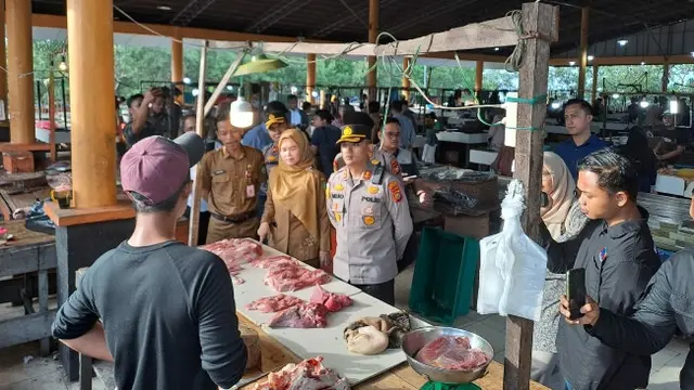 Kepala Polres Bengkalis AKBP Bimo Setyo mengecek peredaran daging usai viral warga rebutan daging kerbau impor India.