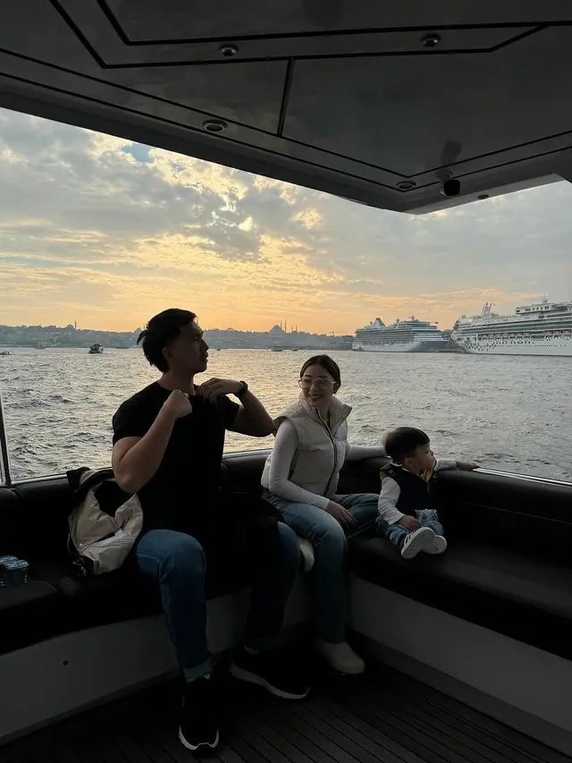 7 Potret Seru Nikita Willy dan Baby Izz Naik Kapal di Selat Bosphorus