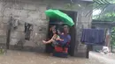 Para penyelamat mengevakuasi seorang anak dari daerah banjir di Kota Ozamiz, Misamis Occidental, Filipina (25/12/2022). Dua orang tewas dan hampir 46.000 lainnya meninggalkan rumah mereka saat banjir pada libur Hari Natal. (Handout / Philippine Coast Guard (PCG) / AFP)