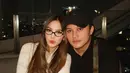 Penampilan simpel tapi stylish Mahalini dan Rizky Febian di momen merayakan tanggal 10 ini banjir pujian. Mahalini semakin cantik mengenakan kacamata, sementara Rizky Febian bikin pangling ketika memakai topi. Pasalnya dua artis ini terlihat jarang mengenakan dua jenis fashion item tersebut. Dalam momen ini, pasangan artis ini kompak mengenakan busana senada warna monokrom. (Liputan6.com/IG/@rizkyfbian)