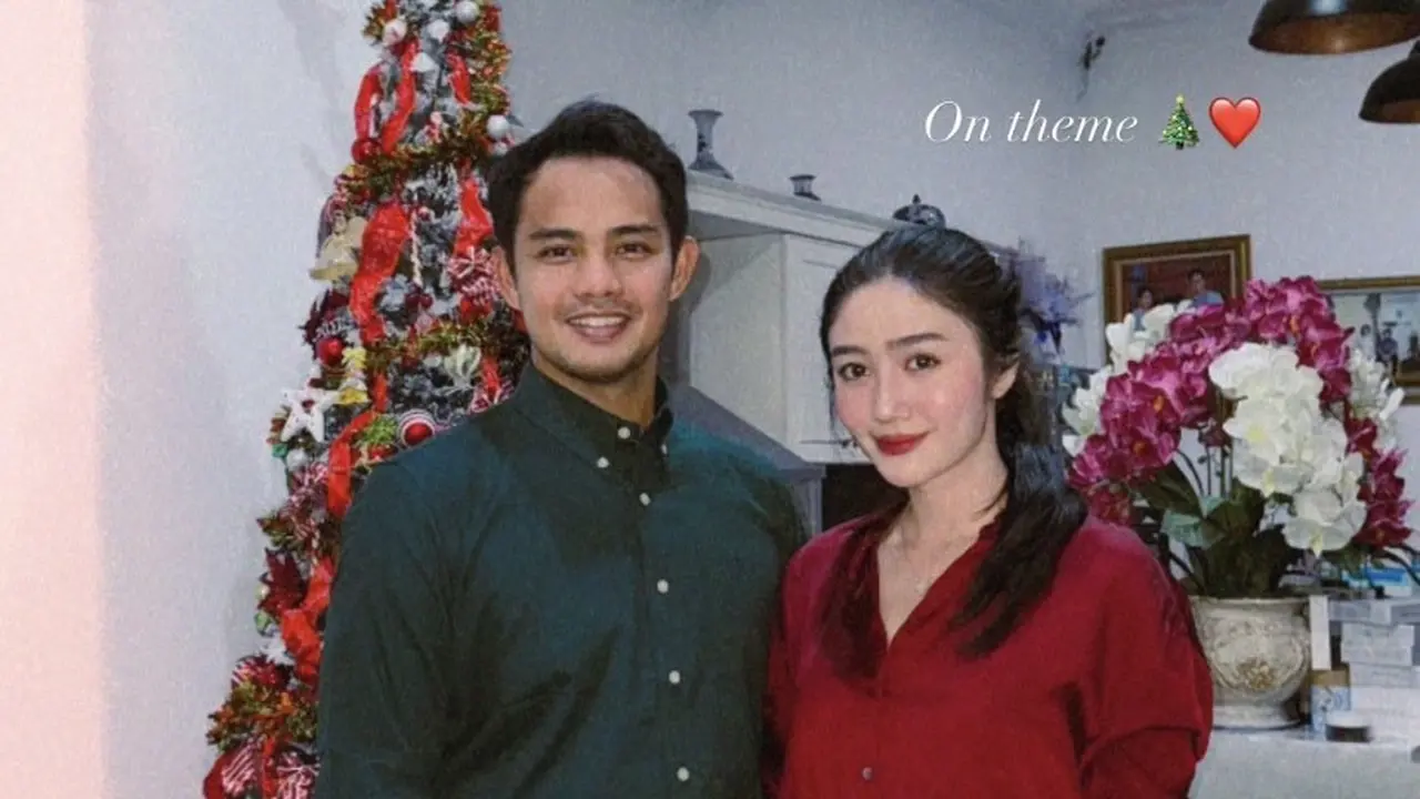 Febby Rastanty Bersama Suami saat Rayakan Natal Bersama Ibundanya