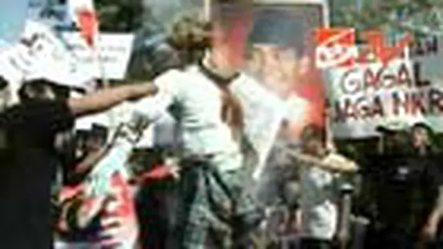 Demo Anti Malaysia, Boneka PM Malaysia Dibakar
