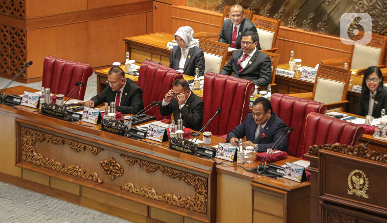 Dasco didampingi oleh sejumlah Wakil Ketua DPR seperti Lodewijk F Paulus dan Rachmat Gobel. (Liputan6.com/Faizal Fanani)