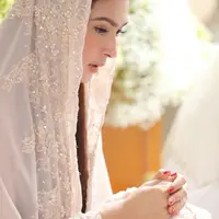 Pernikahan Nabila Syakieb dan kekasih,  Reshwara Argya Radinal hanya tinggal menghitung hari. Sebelum hari spesial itu datang, Nabila Syakieb dan keluarga mengadakan acara pengajian dan siraman. (Ruben Silitonga/Bintang.com)