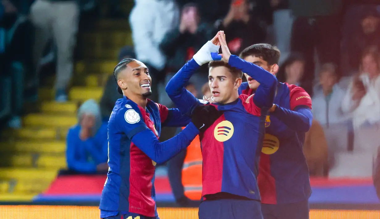 Para pemain Barcelona merayakan gol yang dicetak oleh Ferran Torres ke gawang Real Betis pada laga babak 16 besar Copa del Rey 2024/2025 yang dihelat di Estadi Olimpic Lluis Companys, Kamis (16/1/2025) dini hari WIB. (AP Photo/Joan Monfort)