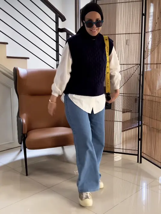 <p>Kenakan vest hitam dan inner kemeja seperti Tya Ariestya, bisa dipadukan dengan celana denim bergaya loose.</p>