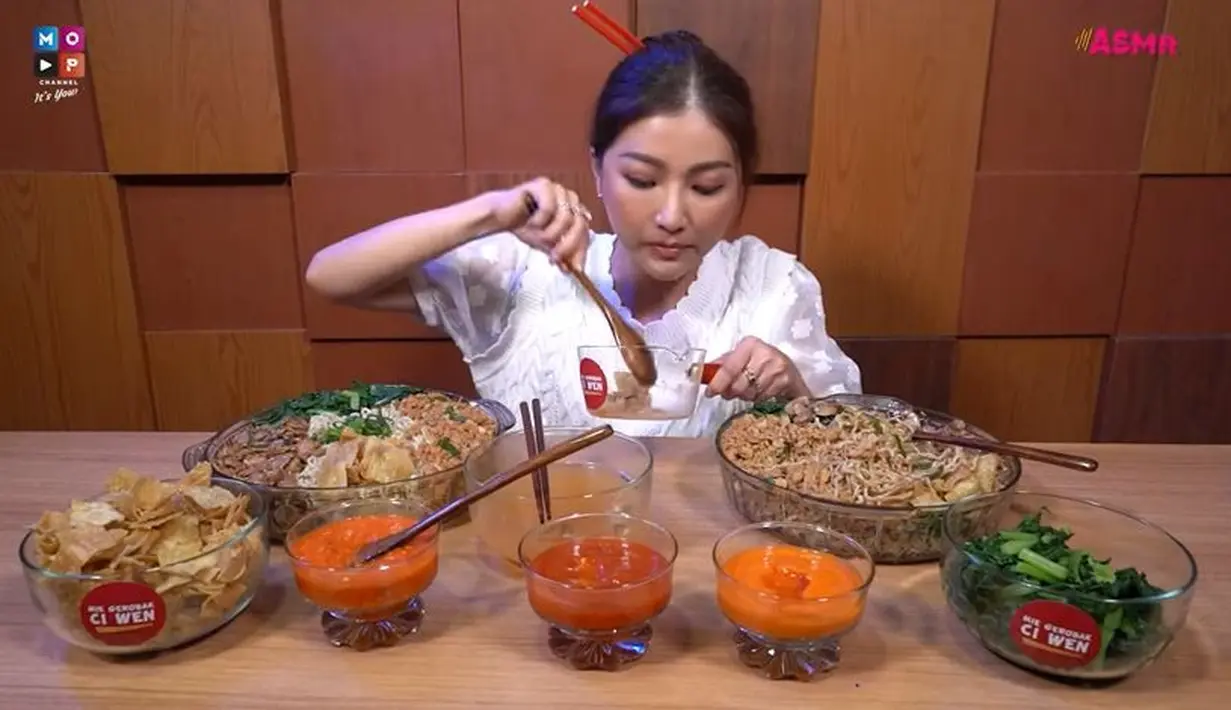 Sarwendah menikmati mie gerobak miliknya dengan topping ayam dan jamur. (Foto: YouTube/MOP Channel)