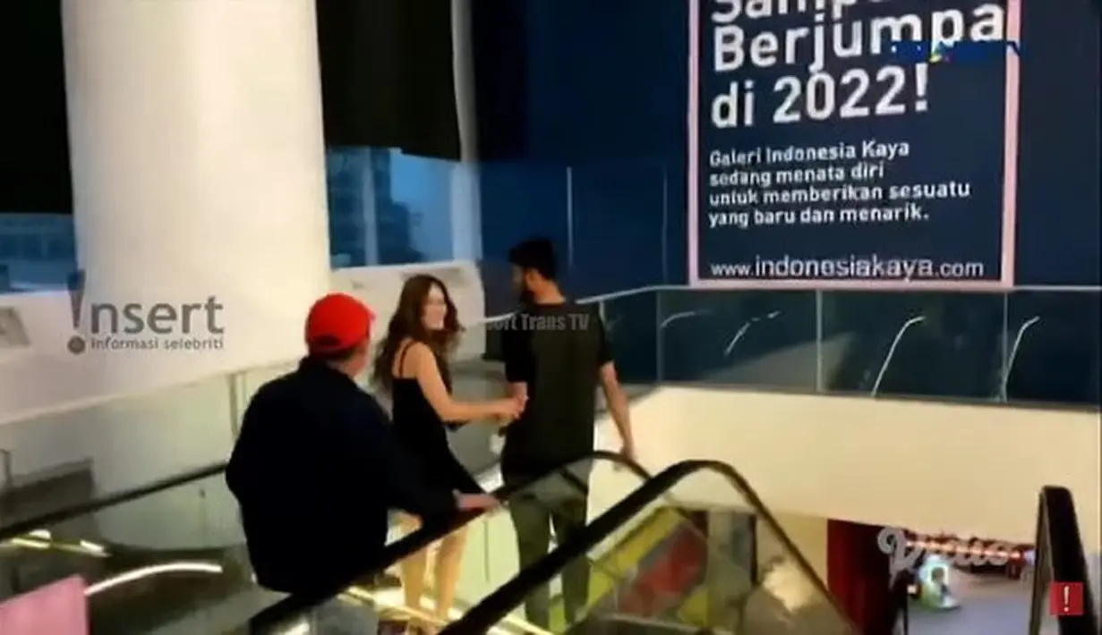 Keduanya lantas kembali kedapatan bersama saat meninggalkan lokasi konferensi pers. Tampak mereka menaiki eskalator. Wulan kembali memegang mesra lengan Sabda.(instagram.com/wulanguritno/sabdaahessa)