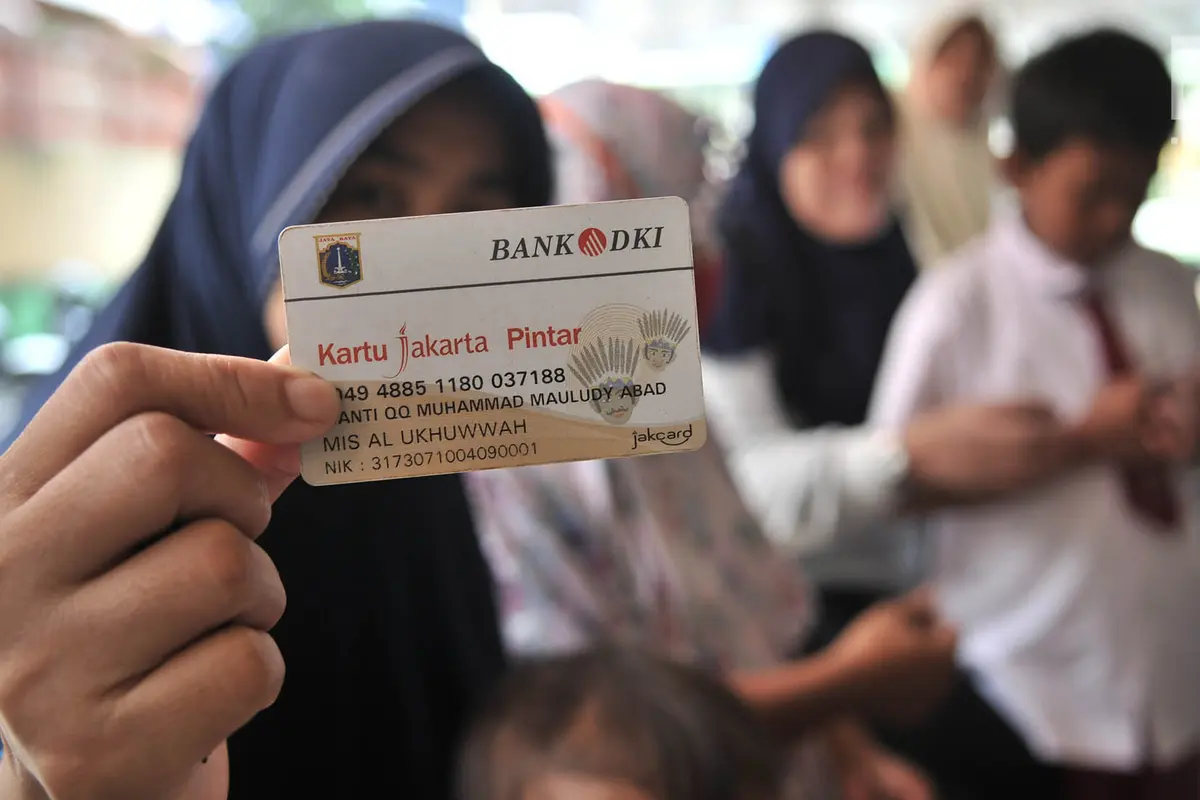 Antrean Warga Beli Sembako Murah dengan KJP