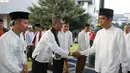 Jokowi menyalami beberapa jamaah usai Salat Ied di Balaikota Jakarta (Liputan6.com/Herman Zakharia)