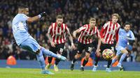 Pemain Manchester City Riyad Mahrez mencetak gol ke gawang Brentford pada pertandingan sepak bola Liga Inggris di City of Manchester Stadium, Manchester, Inggris, 9 Februari 2022. Manchester City menang 2-0. (AP Photo/Jon Super)