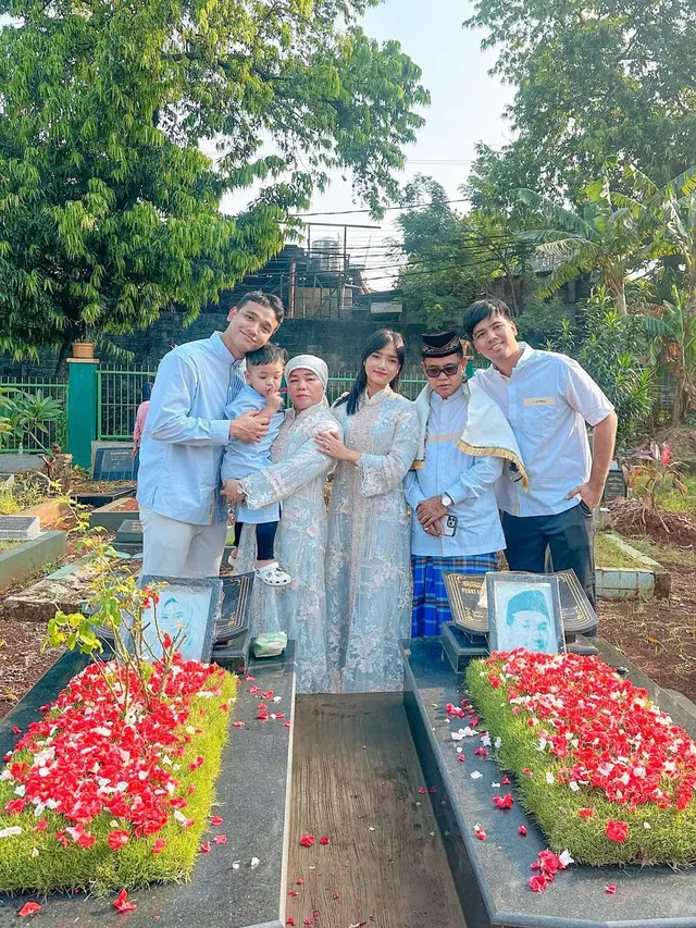 8 Potret Keluarga Para Artis di Hari Lebaran yang Kompak dengan Warna Biru, Dari Raffi-Nagita hingga Ayu Ting-Ting