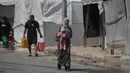 Di beberapa lokasi yang padat pengungsi, jatah air harian merosot tajam menjadi hanya 1,5 hingga 3 liter per orang per hari. Tampak dalam foto, warga mengambil air minum di kamp pengungsi Bureij, Jalur Gaza Tengah pada 28 April 2026. (Eyad Baba/AFP)