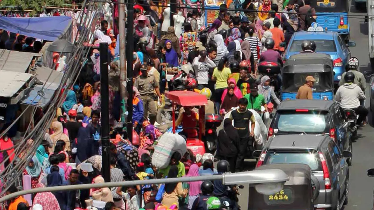 Jelang Ramadan, Pedagang Kaki Lima Padati Pasar Tanah Abang