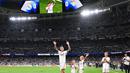 Pemain Real Madrid, Toni Kroos bersama anak-anaknya melambaikan tangan kepada para fans saat upacara perpisahan setelah laga Liga Spanyol 2023/2024 melawan Real Betis di Santiago Bernabeu, Madrid, Spanyol, Minggu (26/05/2024) dini hari WIB. Kroos memutuskan untuk pensiun dari sepak bola setelah Euro 2024 nanti. (AFP/Javier Soriano)