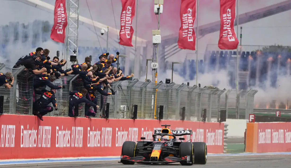 Pembalap Max Verstappen melintasi garis finis untuk memenangkan F1 GP Prancis di Sirkuit Paul Ricard, Le Castellet, Prancis, Minggu (20/6/2021). Max Verstappen tercepat di F1 GP Prancis. (AP Photo/Francois Mori)