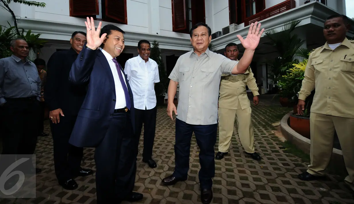 Ketua DPR RI, Setya Novanto (tengah) bersama Ketua Umum Partai Gerindra Prabowo Subianto melambaikan tangan jelang melakukan pertemuan di Jalan Kertanegara, Jakarta, Kamis (1/12). Pertemuan berlangsung tertutup. (Liputan6.com/Helmi Fithriansyah)