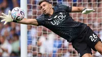 Kiper Chelsea asal Argentina, Emiliano Martínez, berusaha meraih bola saat pertandingan Liga Inggris antara Chelsea dan Brighton and Hove Albion di Stamford Bridge, London, Minggu (30/8/2026). (Adrian Dennis / AFP)