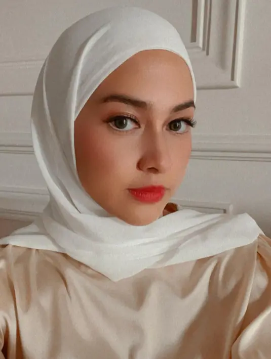 Dalam caption foto yang diunggahnya ini, Nina Zatulini mengaku dirinya memakai filter, sehingga penampilannya semakin cantik bak perempuan Arab. Dengan riasan mata natural, dipadu dengan warna lipstik yang merah-oranye. Foto: Instagram.