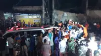 Setidaknya ada empat orang warga meninggal di tempat setelah tertimpa reruntuhan bekas pabrik ubin yang roboh. (Liputan6.com/Fajar Eko Nugroho)