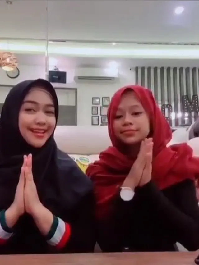 6 Potret Cimoy Montok Pakai Hijab, Bikin Pangling