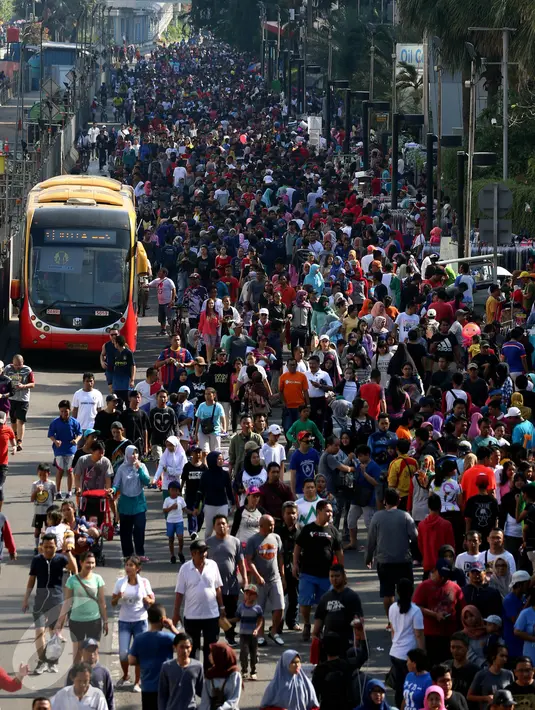 Suasana di sekitar kawasan Bundaran HI saat Car Free Day, Jakarta, Minggu (30/4). Warga memanfaatkan liburan panjang dengan mengunjungi CFD bersama keluarga atau teman. (Liputan6.com/Johan Tallo)
