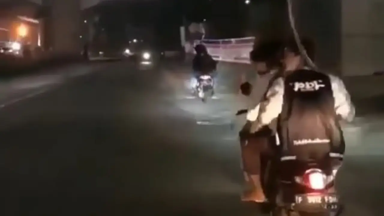 Foto dari Video Viral di Media Sosial Kelompok Bermotor Bawa Senjata Tajam.
