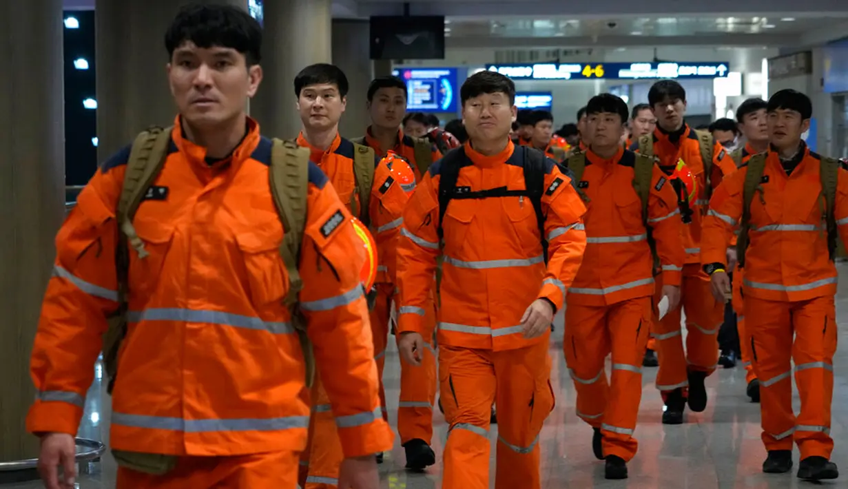 Anggota tim penyelamat Korea Selatan tiba untuk naik pesawat berangkat ke Turki yang dilanda gempa di Bandara Internasional Incheon, Incheon, Korea Selatan, 7 Februari 2023. Selain tim penyelamat, Seoul juga mengirim perlengkapan medis dan donasi awal senilai USD 5 juta atau sekitar Rp 75,8 miliar. (AP Photo/Ahn Young-joon)
