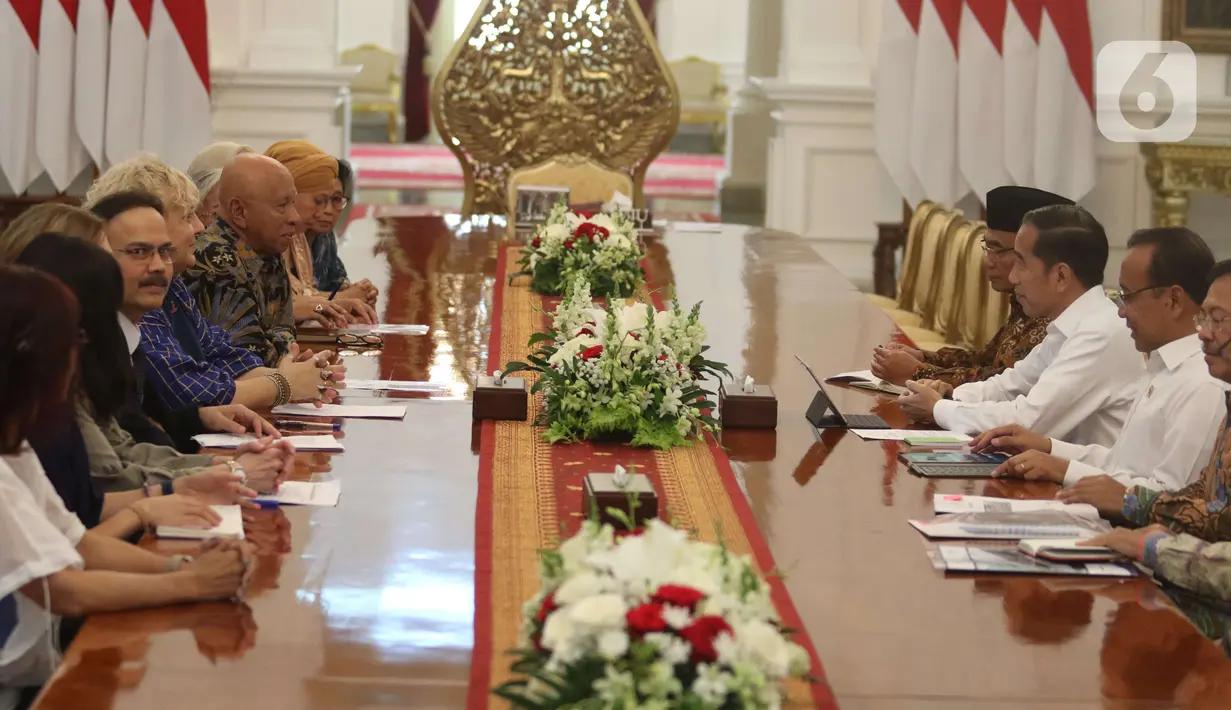 Presiden Joko Widodo menerima dan beraudiensi dengan delegasi Aksi Stop TBC Dunia di Istana Merdeka, Jakarta, Senin (9/12/2019). Delegasi Aksi Stop TBC Dunia itu dipimpin oleh Ketua Forum Stop TB Partnership Indonesia (FSTPI) Arifin Panigoro. (Liputan6 com/Angga Yuniar)