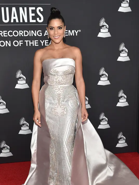 Francisca Lachapel berpose saat menghadiri Gala Recording Academy Latin Person 2019 di Ballroom Premier di MGM Grand Hotel & Casino di Las Vegas, Nevada (13/11/2019). Aktris Dominika ini tampil memesona dengan gaun berwarna silver. (David Becker/Getty Images for Laras/AFP)