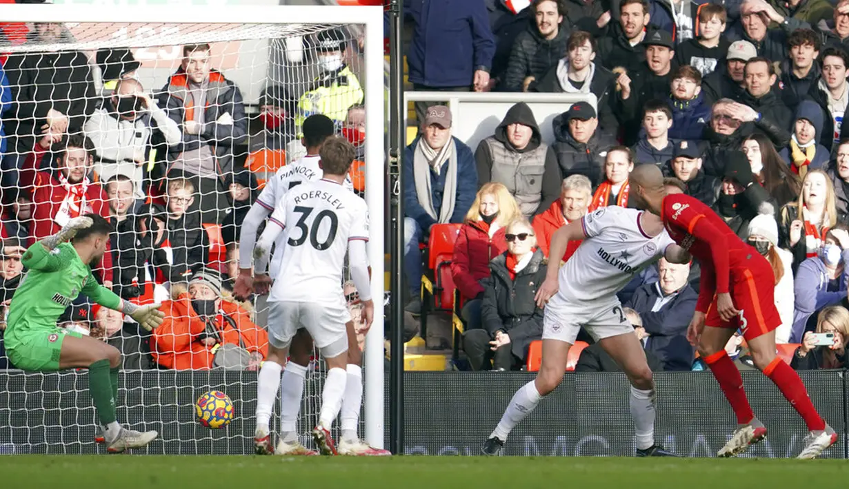 Pemain Liverpool Fabinho (kanan) mencetak gol ke gawang Brentford pada pertandingan sepak bola Liga Inggris di Anfield, Liverpool, Inggris, 16 Januari 2022. Liverpool menang 3-0. (AP Photo/Jon Super)