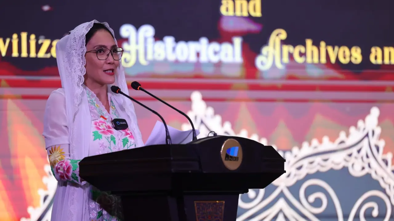 Duta Arsip Nasional RI Rieke Diah Pitaloka menghadiri acara Forum Kerja Sama Arsip Nasional Negara-Negara Berpenduduk Mayoritas Muslim dan Seminar Arsip Sejarah Peradaban Islam dan Diplomasi Internasional Jakarta, Rabu (12/7/2023).