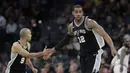 Pemain San Antonio Spurs, LaMarcus Aldridge (12) dan rekannya Tony parker (9) merayakan keberhasilan mencetak poin  pada lanjutan NBA di basketball game di AT&T Center, San Antonio, (23/1/2018). Spurs menang atas Cleveland 114—102. (AP/Eric Gay)
