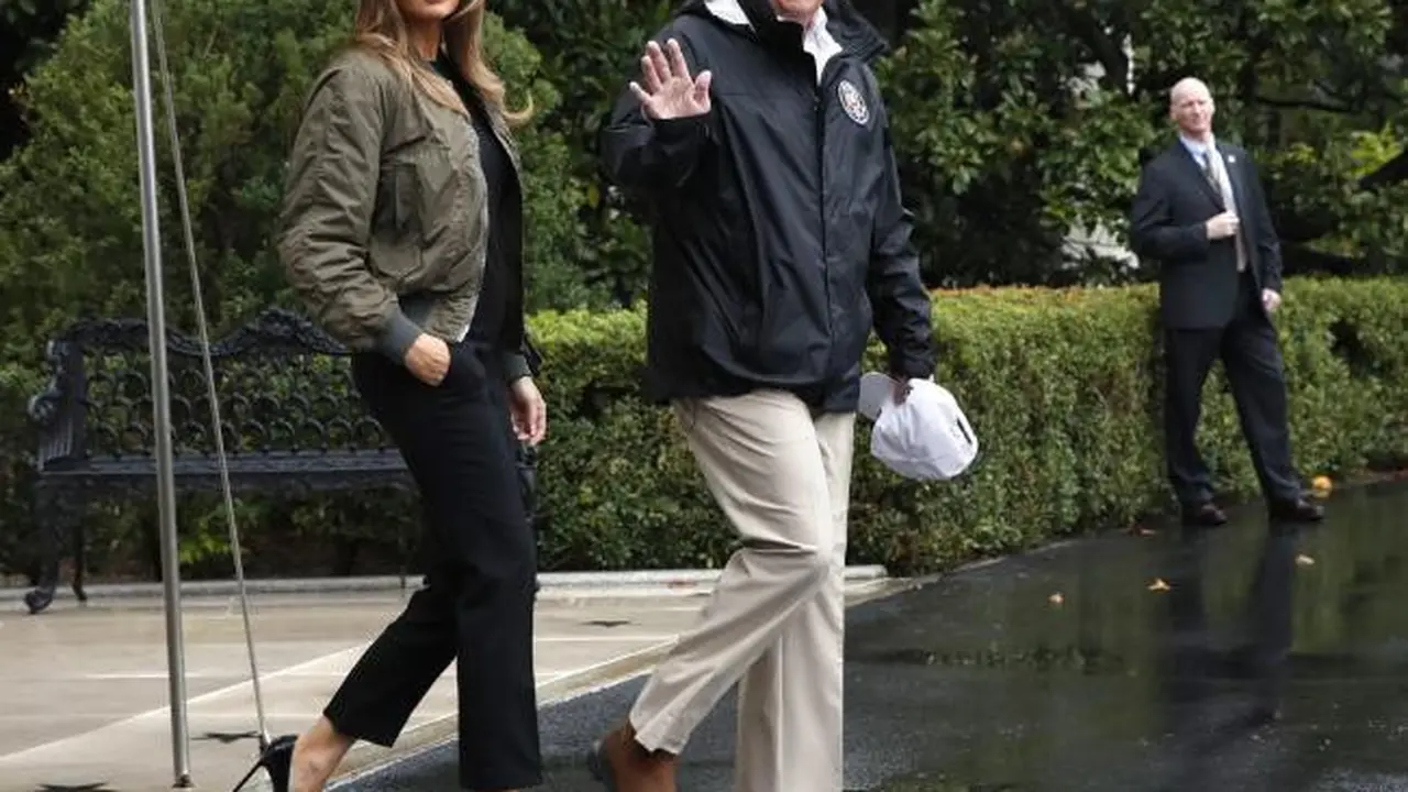 Pakai Hak Tinggi Saat Tengok Korban Badai, Melania Trump Dicela
