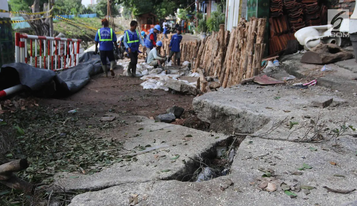 Jalan yang ambles di Jalan Al-Mujahidin, Cipinang, Pulogadung, Jakarta Timur, Rabu (21/2). Jalan tersebut ambles karena tidak kuat menahan beban truk besar yang sering melintas di jalan tersebut. (Liputan6.com/Arya Manggala)