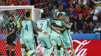 Para pemain Portugal rayakan gol Cristiano Ronaldo ke gawang Wales (Reuters)