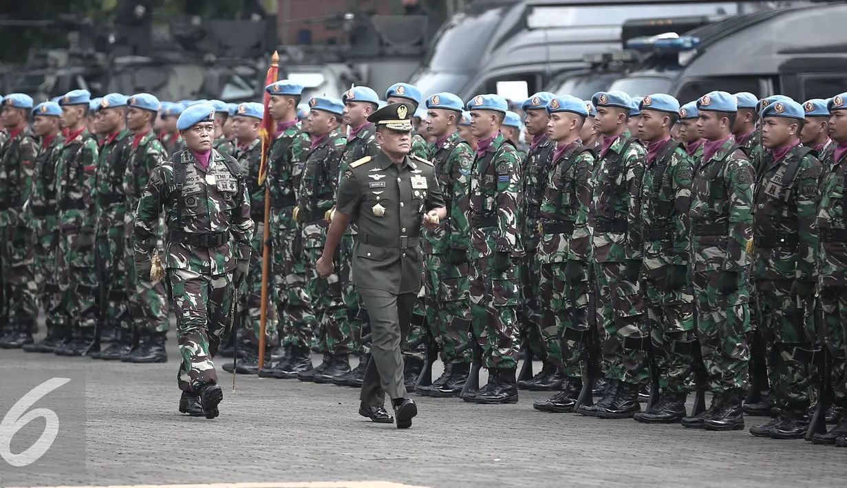 Panglima TNI Jenderal Gatot Nurmantyo memeriksa pasukan saat upacara serahterima Komandan Pasukan Pengaman Presiden (Danpaspampres) di Mako Paspampres, Jakarta, Rabu (25/5).  (Liputan6.com/Faizal Fanani)