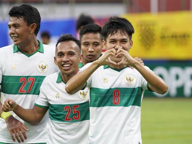 Timnas Indonesia akan menghadapi Vietnam di matchday ke-3 Grup B Piala AFF 2020, Rabu (15/12/2021) di Bishan Stadium, Singapura. Sama-sama belum terkalahkan, Timnas Garuda harus langsung tancap gas dengan mempercayakan 7 pemain berikut sebagai starter. (affsuzukicup)