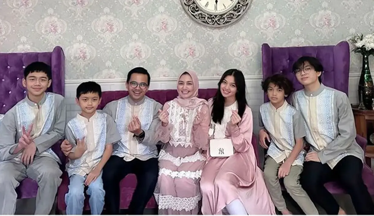 Momen kebersamaan Sahrul Gunawan dengan sang kekasih bersama anak-anak ini pun curi perhatian. Terlebih, keduanya bersama anak-anak masing-masing tampak memakai busana kembar hingga terlihat sudah seperti keluarga utuh. (Liputan6.com/IG/@sahrulgunawanofficial)