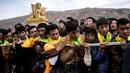 Penganut Budha Tibet menarik thangka raksasa saat upacara Monlam atau yang dikenal Festival Doa Agung Losar di Biara Rongwo, Tibet (1/3). Upacara ini diselenggarakan pada bulan pertama Tahun Baru Tibet. (AFP/Johannes Eisele)