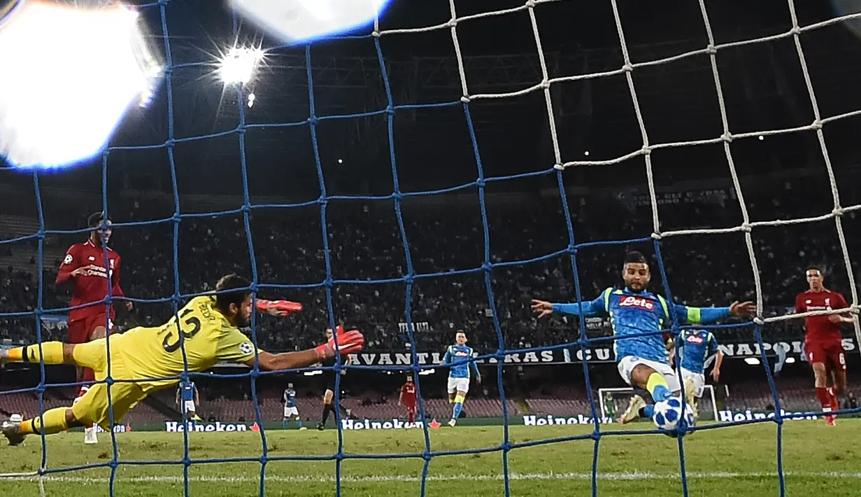 Striker Napoli, Lorenzo Insigne saat mencetak gol ke gawang kiper Liverpool, Alisson pada pertandingan grup C Liga Champions di Stadion San Paolo, Italia (3/10). Napoli menang tipis 1-0 atas Liverpool. (AFP Photo/Filippo Monterforte)