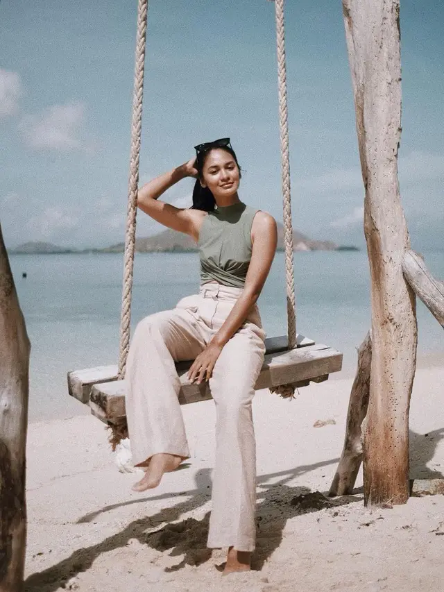 Hobi Travelling, Ini 7 Pemotretan Hana Malasan saat di Pantai yang Menawan