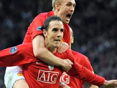 Manchester United's John O'Shea celebrates with Darren Fletcher after scoring the goal during UEFA Champions league semi final first leg against Arsenal at Old Trafford, on April 29, 2009. AFP PHOTO/PAUL ELLIS