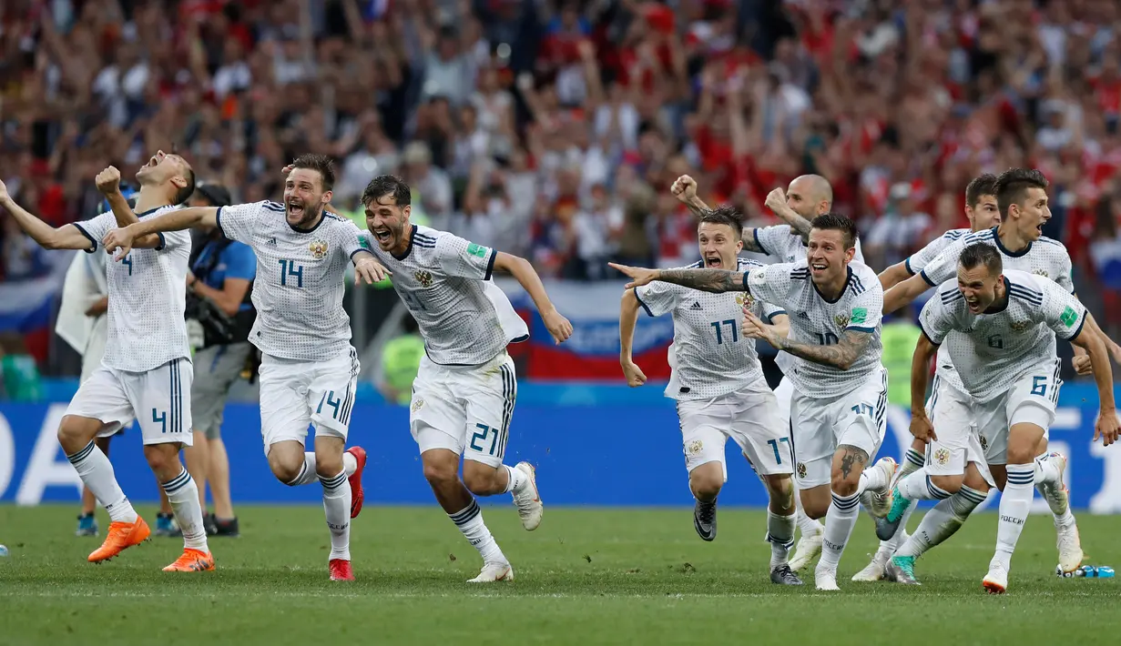 Pemain Rusia berselebrasi setelah sang kiper, Igor Akinfeev menahan tendangan penalti timnas Spanyol pada babak 16 besar Piala Dunia 2018 di Stadion Luzhniki, Minggu (1/7). Rusia lolos ke perempat final setelah menang adu penalti 4-3. (AP/Manu Fernandez)