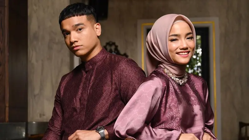 8 Potret Gaya Kompak Keluarga Fuji Jadi Model Busana Sarimbit Lebaran, Elegan Dibalut Hijab hingga Baju Koko