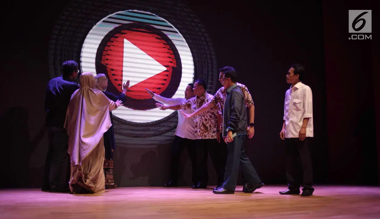 Artis Marcella Zalianty bersama Kepala Bekraf Triawan Munaf dan Mantan Panglima TNI Gatot Nurmantyo memegang layar saat peluncuran komik Keumalahayati di Jakarta, Senin (21/5). (Liputan6.com/Faizal Fanani)